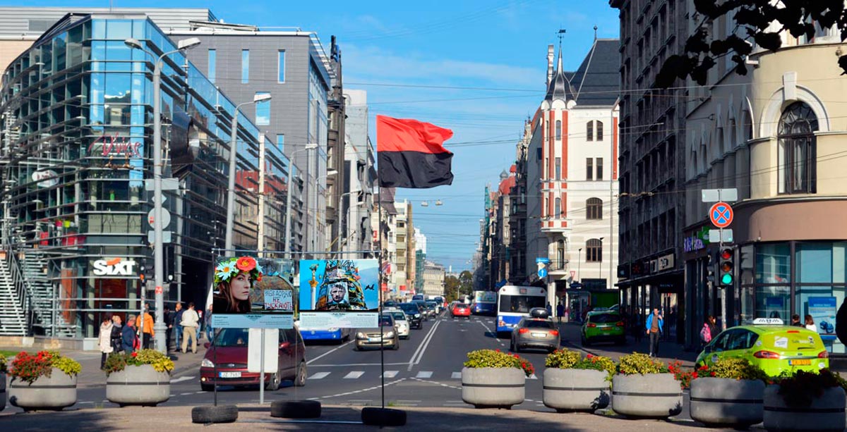 MELNIKOFF Дайджест. Афиши всемирной авторской выставки Сергея Мельникофф, aka MFF &mdash; «Люди Майдана» под флагом Правого Сектора в центре Риги на месте, где в советское время стоял памятник Ленину. Проходившая в 2015 году выставка неоднократно подвергалась нападениям русских жителей латвийской столицы.