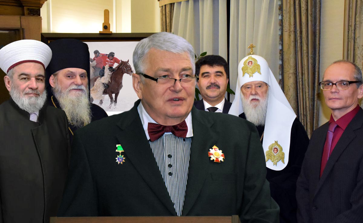 MELNIKOFF Дайджест. Национальный Герой Ичкерии Сергей Мельникофф приветствует почетных гостей на персональной ретроспективной выставке
«Таджикистан &mdash; страна горных вершин!», представленной Посольством Республики Таджикистан в Украине в
ознаменовании государственного праздника &mdash; 25-летия Конституции Таджикистана. Слева направо: Верховный муфтий Украины шейх Ахмед Тамим; Епископ Переяславский и Белоцерковский о.Андрей;
Посол Таджикистана в Украине Файзулло Холбобоев; Герой Украины Патриарх Киевский и всея Руси&mdash;Украины Филарет;
Генеральный директор Международного благотворительного фонда «Душа Украины» Геннадий Королев. Киев, Equides Club. 2019