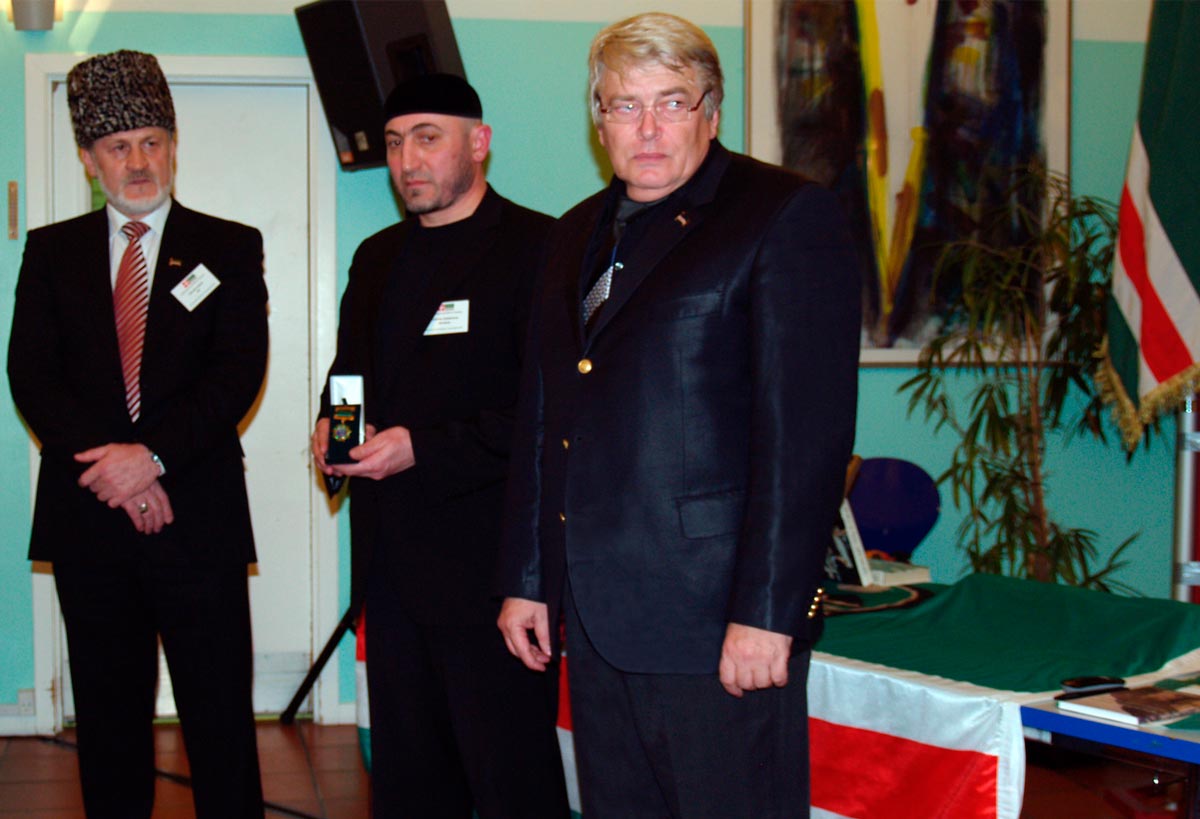 MELNIKOFF Дайджест. Председатель правительства Чеченской Республики Ичкерия Ахмед Закаев вручает Сергею Мельникофф орден «Qoman Turpal» &mdash; Герой Нации. Копенгаген, 2012 год.